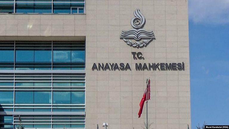 Anayasa Mahkemesi’yle İlgili Tartışma Sürüyor Anayasa Mahkemesi’yle İlgili Tartışma Sürüyor