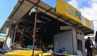 Adana’da belediye otobüsü PTT şubesine daldı