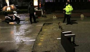 Aşırı yağıştan yol çöktü