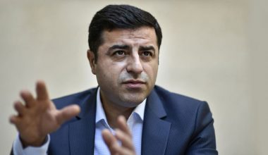 Selahattin Demirtaş: Bizi içeride tutmak darbe suçudur Selahattin Demirtaş: Bizi içeride tutmak darbe suçudur